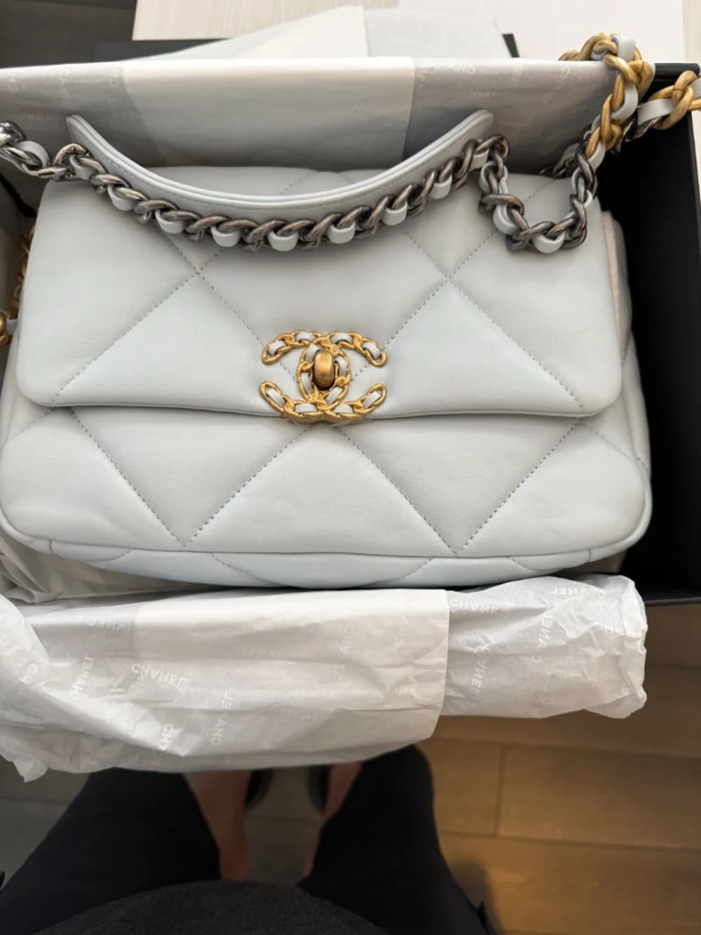 CHANEL White Quilted Shoulder Bag with Gold Chain